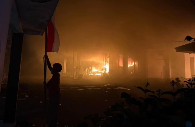 Kericuhan Aksi Massa di Kediri Meluas, Gedung DPRD dan Bupati Dibakar