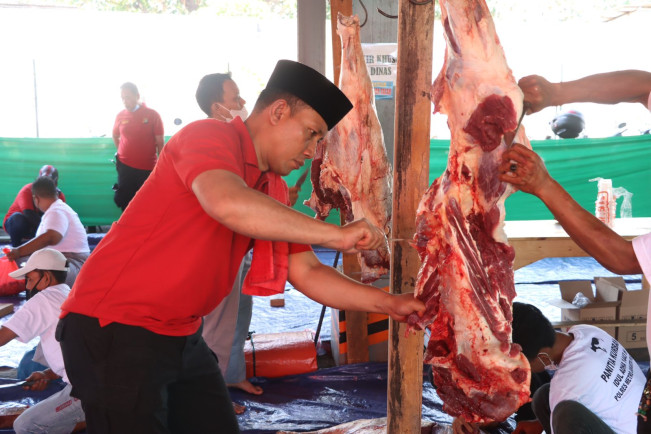Polres Metro Jakarta Pusat Sebar Daging Kurban ke Masyarakat Sekitar