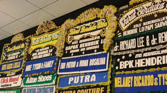 Puluhan Karangan Bunga Berdatangan di Rumah Duka Ayah Sarwendah, dari Ashanty hingga Mike Tyson