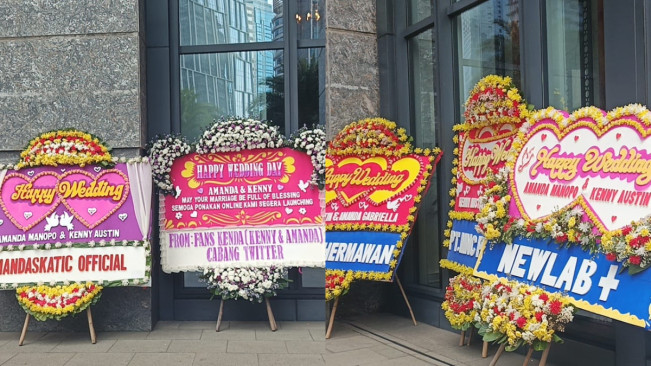 Deretan Karangan Bunga Ramaikan Pernikahan Amanda Manopo dan Kenny Austin