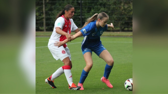 Isa Warps (kanan) bermain untuk NAC Breda. [Instagram @isawarps]