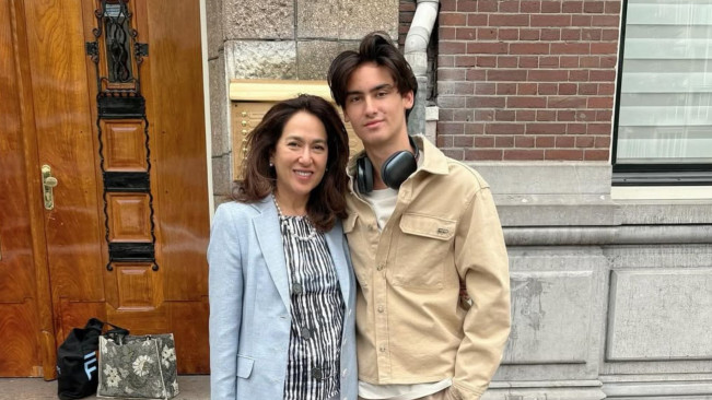 Cucu Bule Presiden Soekarno Angkat Sampah di Sungai Bali