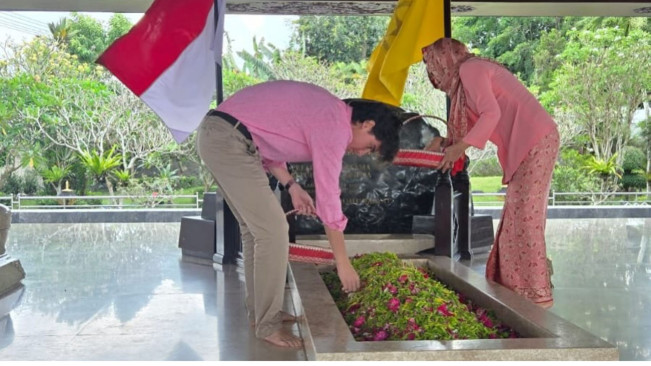 Setelah Ribuan Purnama, Makam Soekarno Akhirnya Didatangi Cucu dan Cicit