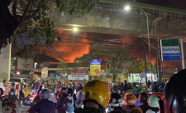 Breaking News: Kebakaran Landa Pasar Taman Puring Jaksel