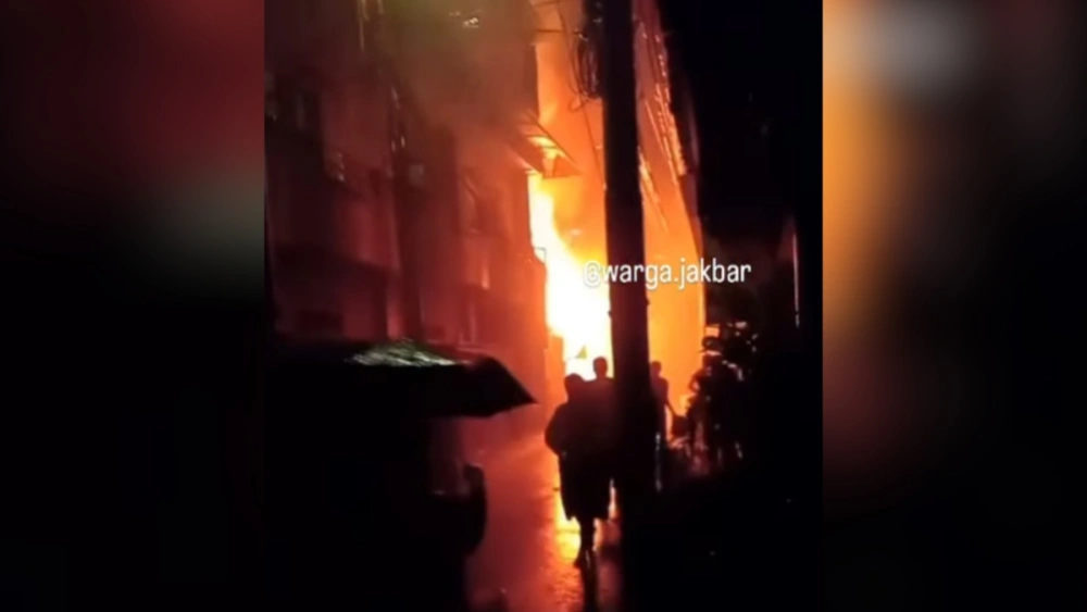 Diduga Disebabkan Faktor Alam, 3 Bangunan di Keagungan Jakbar Hangus Terbakar