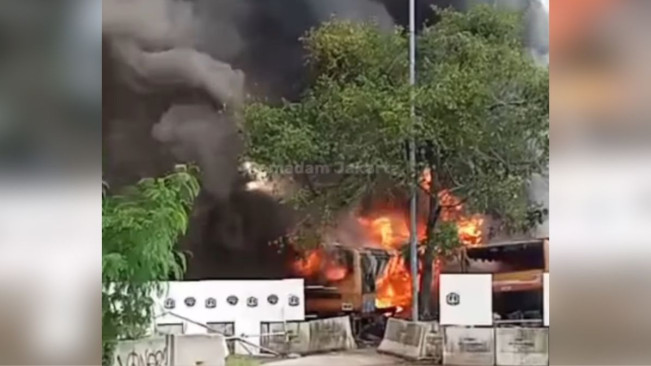 Kebakaran Hebat Landa Terminal Rawa Buaya, 50 Bangkai TransJakarta Ludes Terbakar