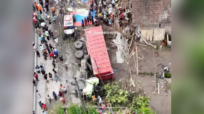 Innalillahi, 11 Orang Tewas Kecelakaan Truk Tabrak Angkot di Purworejo