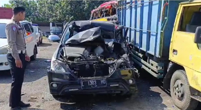 Kondisi minibus Toyota Innova ringsek parah di bagian depan setelah menabrak bagian belakang truk dalam kecelakaan di Tol Jombang-Mojokerto, Jumat (6/6) dini hari. [Dok. Polres Jombang]