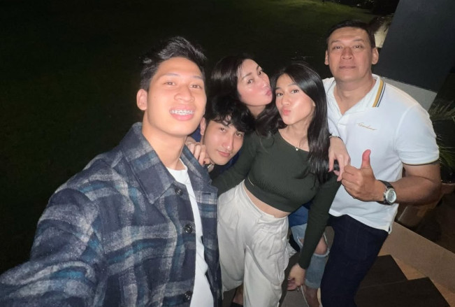 Keisya Levronka dan keluarga. [Instagram @keisyalevronka]