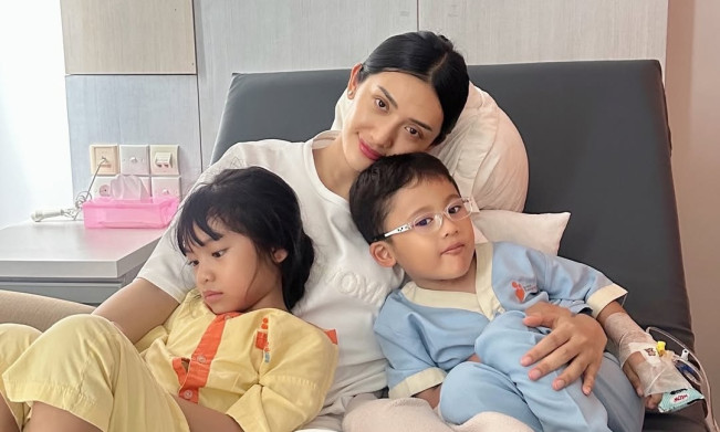 Anissa Aziza, istri Raditya Dika, dirawat di RS beserta kedua anak mereka. [Instagram @raditya_dika]