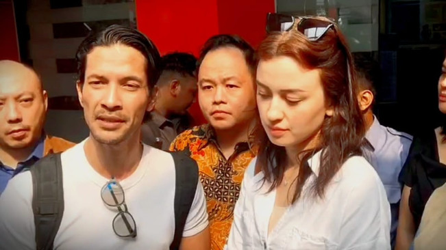 Momen Langka! Kimberly Ryder Salami Edward Akbar di Depan Polisi, Tapi Lihat Reaksinya