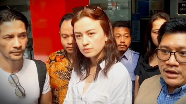 Kimberly Rider pertama kali bertemu dengan Edward Akbar pasca cerai di Polres Jakarta Selatan, hari ini, Jumat (11/7/2025). [FTNews]