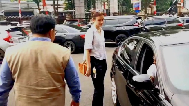 Kimberly Ryder dan  Edward Akbar bertemu di Polres Metro Jakarta Selatan pada Jumat (11/7/2025). [FTNews]