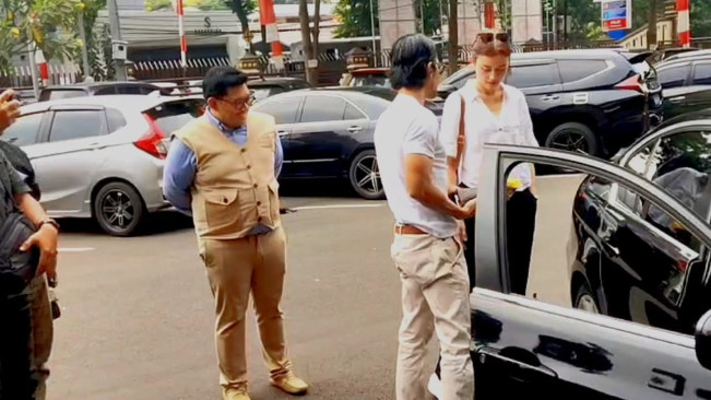 Kimberly Rider pertama kali bertemu dengan Edward Akbar pasca cerai di Polres Jakarta Selatan, hari ini, Jumat (11/7/2025). [FTNews]
