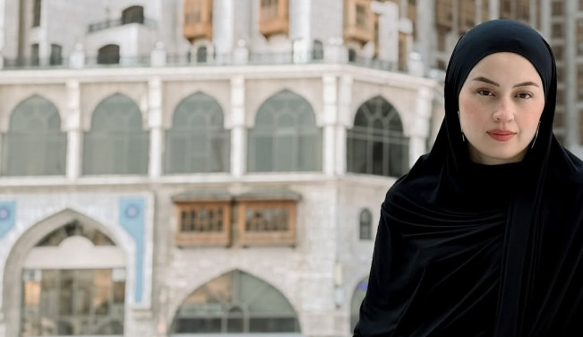 Kimberly Ryder saat menunaikan umrah. [Instagram @kimbrlyryder]