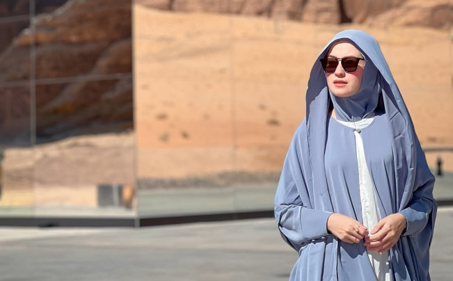 Kimberly Ryder saat menunaikan umrah. [Instagram @kimbrlyryder]