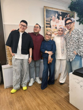 Nassar dan Lala Nurlela bersama Aisyahrani dan teman-teman. (Instagram)