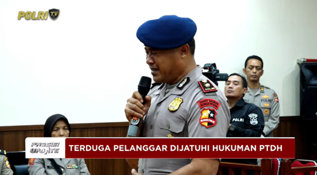 Tertunduk Lesu dan Menangis Dipecat dari Polri, Kompol Cosmas Masih Pikir-Pikir Ajukan Banding