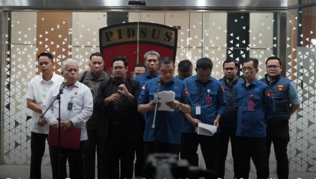 Direktur Penyidikan pada Jampidsus Kejagung Abdul Qohar dalam konferensi pers terkait pengumuman tersangka baru kasus korupsi minyak mentah, Kamis (10/7/2025) malam. [Instagram @kejaksaan.ri]