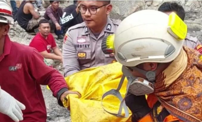 Tim SAR Evakuasi Korban ke-10 Ledakan Tambang di Sawahlunto