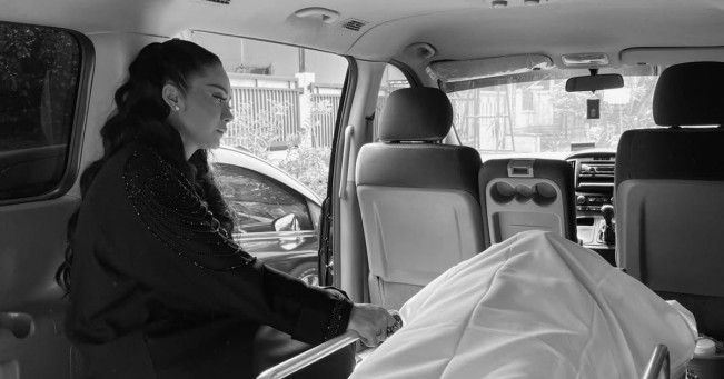 Kris Dayanti dan Yuni Shara Kompak Antarkan Sang Manajer ke Liang Kubur