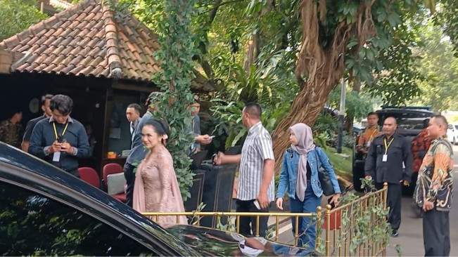 Puji Al Ghazali, Kris Dayanti: Bangga Anak Muda Peduli Adat Jawa