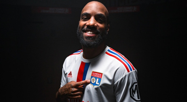 Teken Kontrak Hingga 2025, Lacazette Balik Kandang ke Lyon