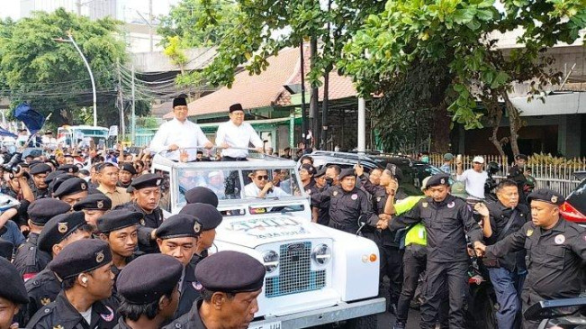 AMIN Tumpangi Mobil Langka saat Daftar ke KPU