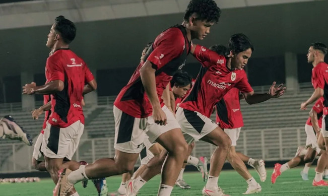 Para pemain Timnas Indonesia U-23 menjalani latihan jelang hadapi Brunei Darussalam, Senin (14/7/2025) malam. [Instagram @timnas.indonesia]