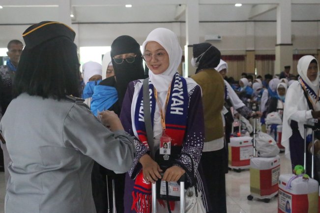 Ada kisah haru di balik keberangkatan Levin Istiazah haji di usia 18 tahun. (Kemenag)