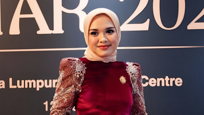 Bungkam Soal Korupsi PT Antam, Linda Anggrea CEO Buttonscarves Asik Bukber di Malaysia