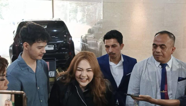 Lisa Mariana Pamer Pacar Brondong saat Diperiksa Bareskrim Polri