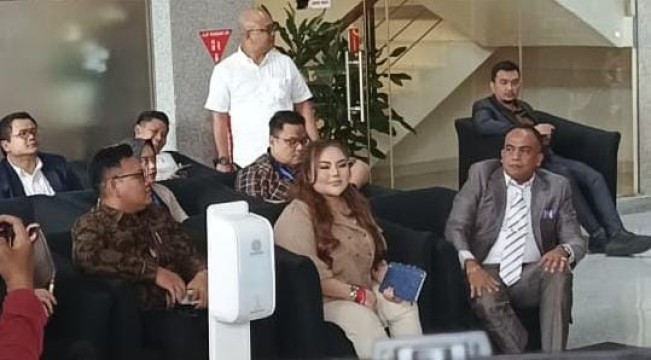 Tiba di KPK, Lisa Mariana Pakai Makeup Bekas Saat Diperiksa Kasus BJB