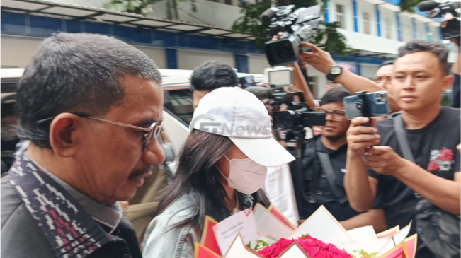 Tutupi Wajah Pakai Masker dan Bawa Buket Bunga, Lolly Jenguk Nikita Mirzani Ultah ke-39 di Rutan PMJ