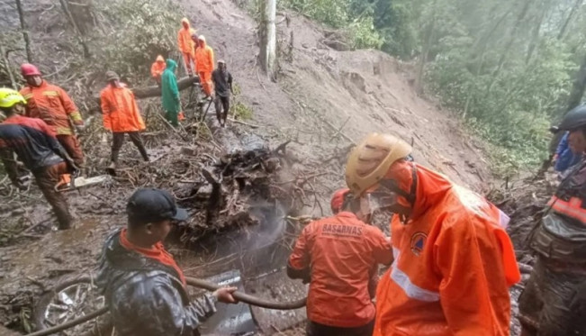Mencekam, Detik-Detik 2 Mobil Diterjang Longsor dan Lenyap di Pacet Mojokerto