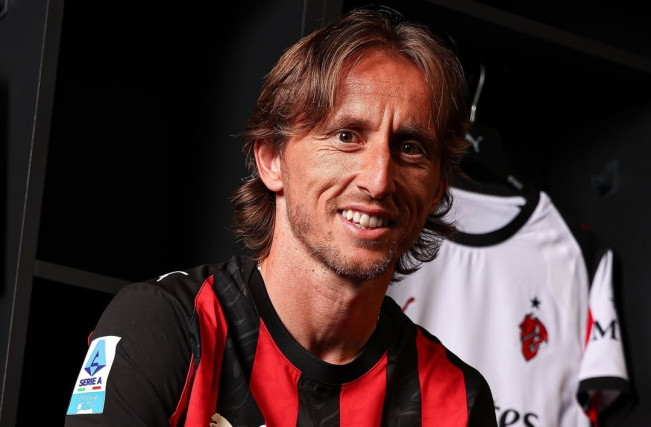 Bab Baru Luka Modric, Resmi Berseragam AC Milan