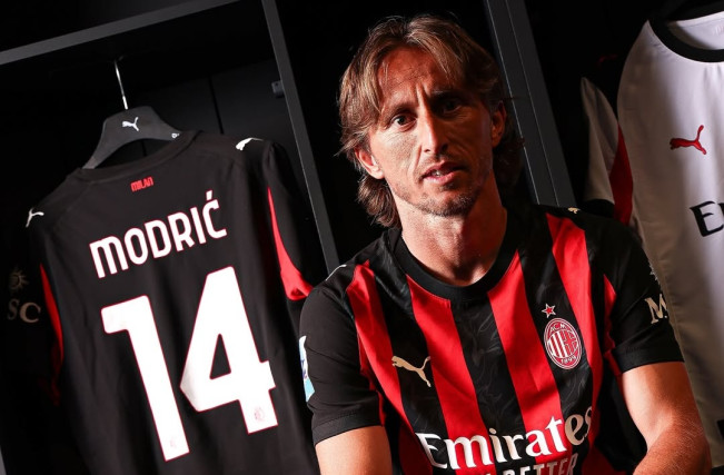 Luka Modric gabung ke AC Milan dari Real Madrid dengan status free transfer. [Instagram @acmilan]