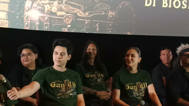 Luna Maya dan Maxime Berciuman di Bibir Pantai