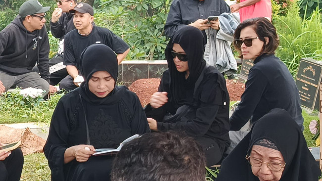 Isak tangis pecah saat antarkan ibunda Mita The Virgin (28/6) [Selvianus Kopong Basar]
