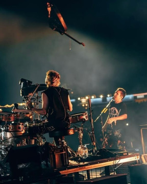 Aksi panggung grup band Muse. [Instagram]