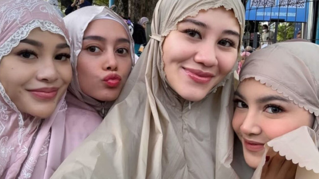 Mahalini Salat Ied Bareng Aurel, Mahalini dan Aaliyah Massaid