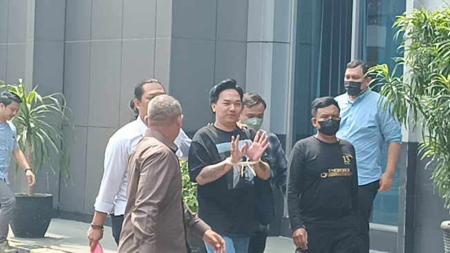 Tersangka Mail Syahputra, asisten Nikita Mirzani, dengan tangan diborgol tiba di Kejari Jaksel, Kamis (5/6/2025). [FTNews.co.id/Selvianus Kopong Basar]
