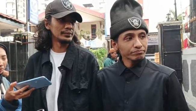 Martin Badjideh dan Bintang Badjideh jelang sidang perdana Vadel Badjideh di PN Jakarta Selatan, Rabu (25/6/2025). [FTNews]