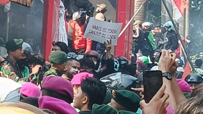 Dikepung Massa Ojol, Brimob Tembakan Gas Air Mata: Massa dan Personel TNI Berhamburan