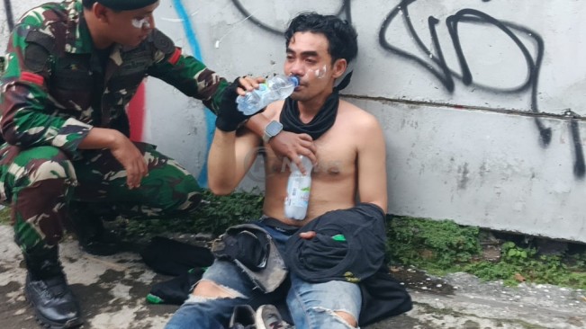 Potret Massa Tumbang Terkena Gas Air Mata, Demo Solidaritas Affan Kurniawan di Mako Brimob Kwitang