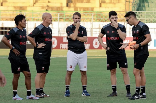 Mauricio Souza (tengah) bersama tim kepelatihan saat menangani Madura United. [Instagram @mauricio___souza_]