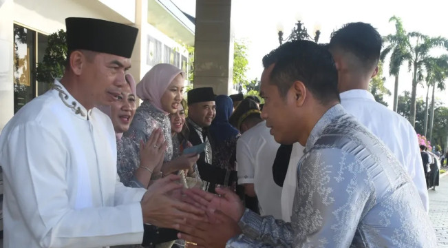 Mayjen TNI Deddy Suryadi didampingi istri bersalam-salaman dengan para pejabat Kodam IV/Diponegoro dan seluruh jamaah usai Salat Idul Fitri 1446 Hijriah. [Instagram @kodam_diponegoro]