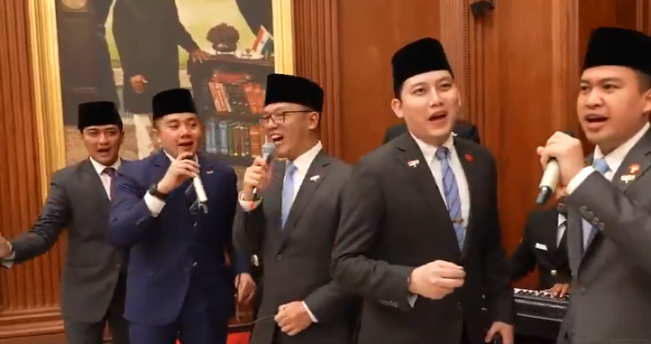 Video Mayor Teddy-Menlu Sugiono Nyanyi Kuch Kuch Hota Hai Saat Jamuan Makan Malam di India