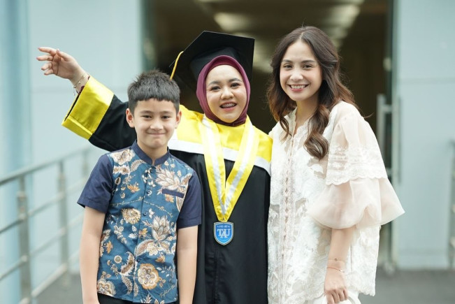 Selamat! Mbak Lala, Pengasuh Rafathar Lulus Kuliah S1