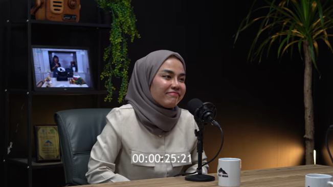 Medina Zein. [YouTube Grace Tahir]